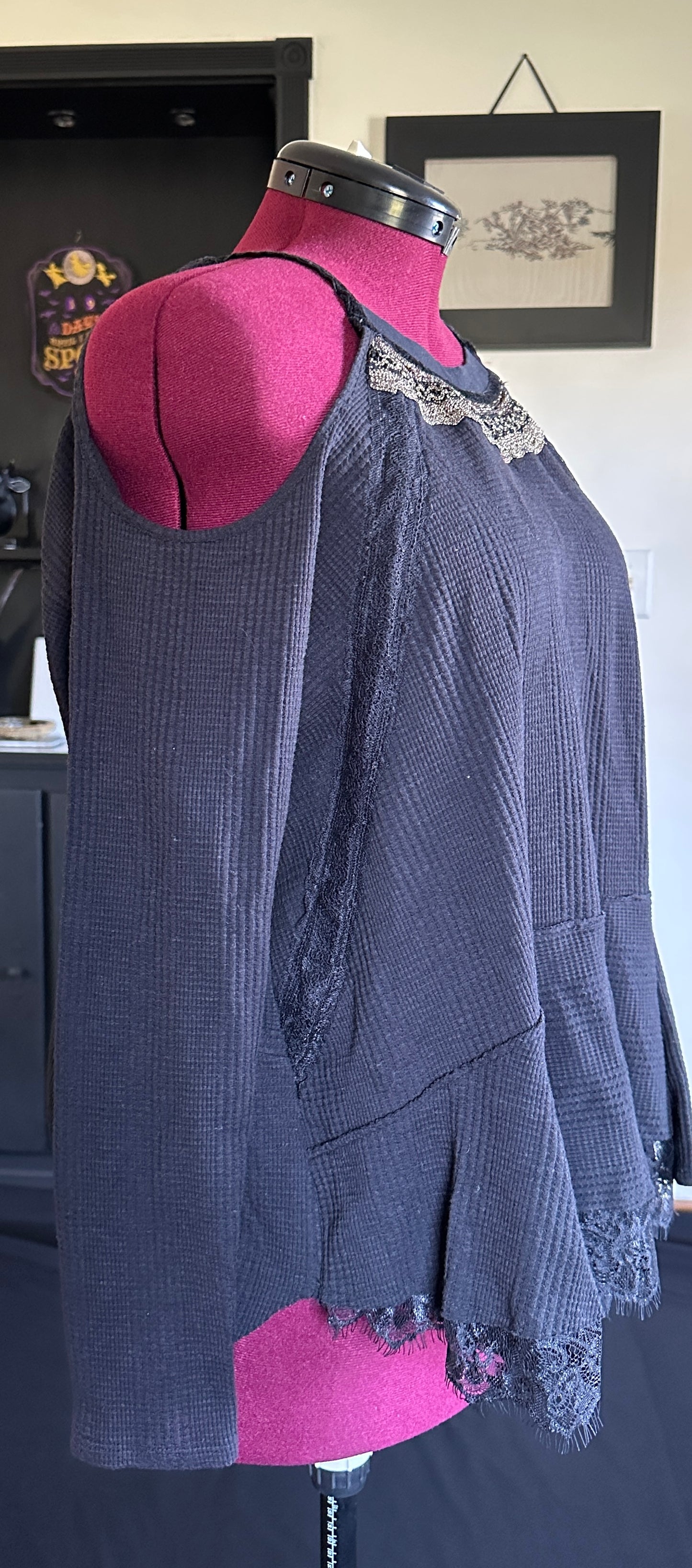 Vintage New Romantics Cold Shoulder Top M