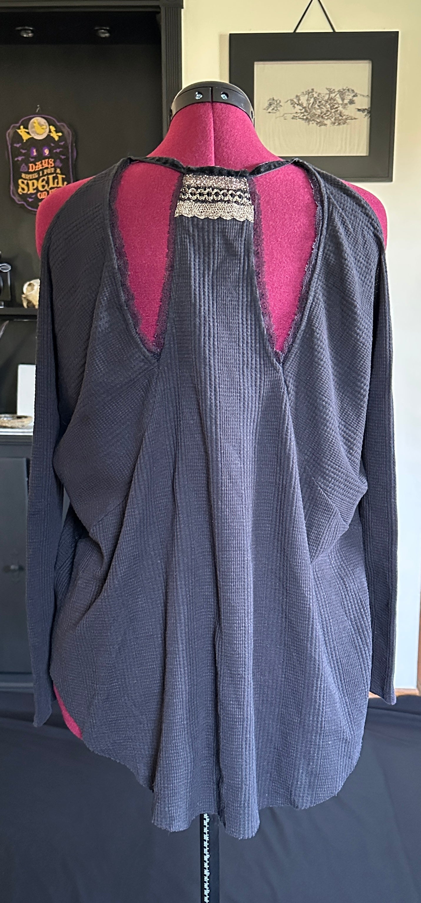 Vintage New Romantics Cold Shoulder Top M
