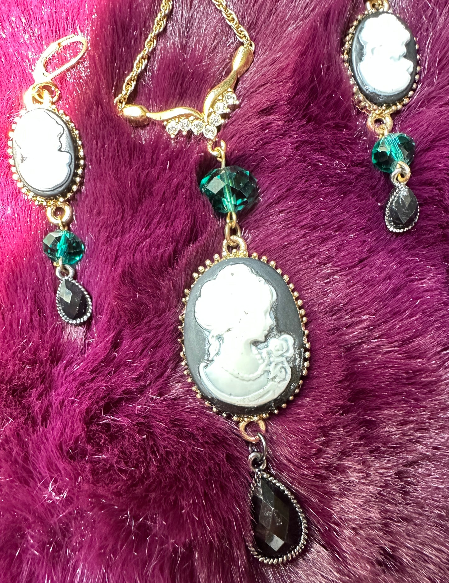 Cameo Necklace & Earring Set