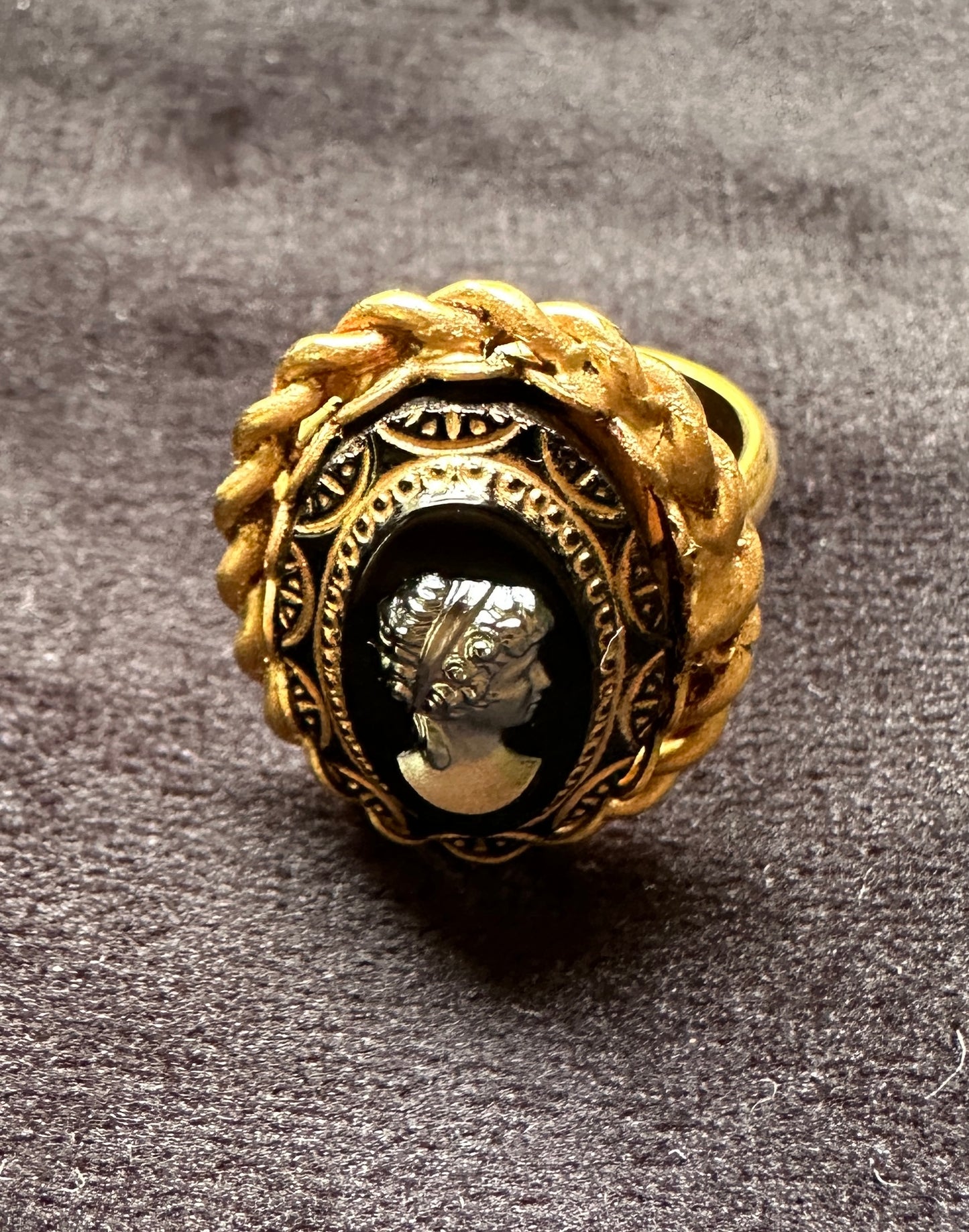 Black & Gold Cameo Ring SZ 3-11