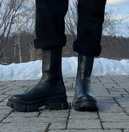 Aqua Leather Lug Sole Chelsea Boots SZ 8