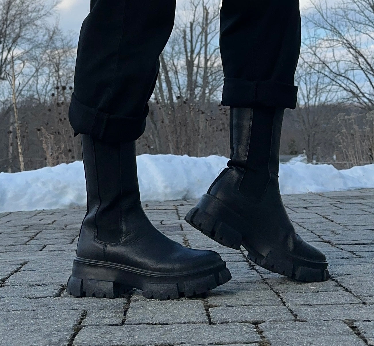 Aqua Leather Lug Sole Chelsea Boots SZ 8