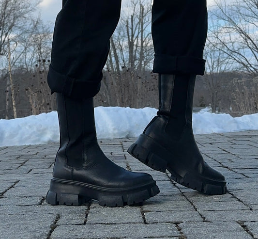 Aqua Leather Lug Sole Chelsea Boots SZ 8