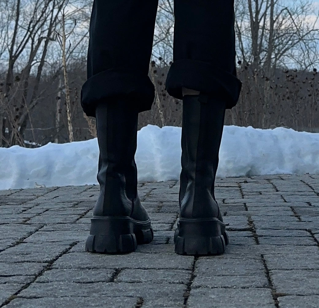 Aqua Leather Lug Sole Chelsea Boots SZ 8
