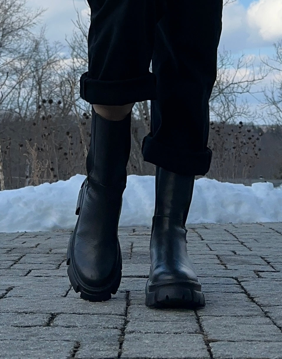 Aqua Leather Lug Sole Chelsea Boots SZ 8