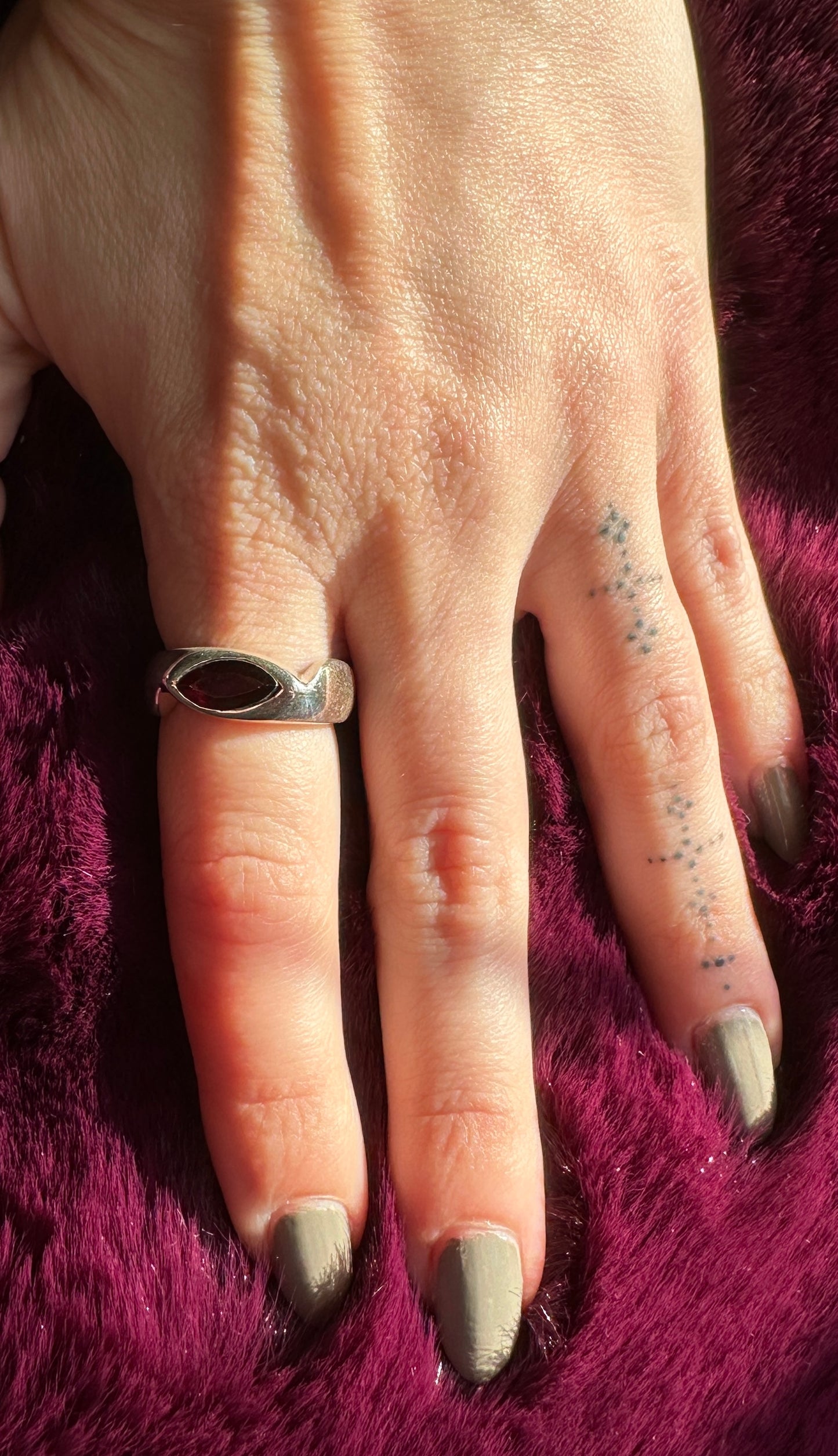 Garnet & Silver Modernist Band Ring SZ 7