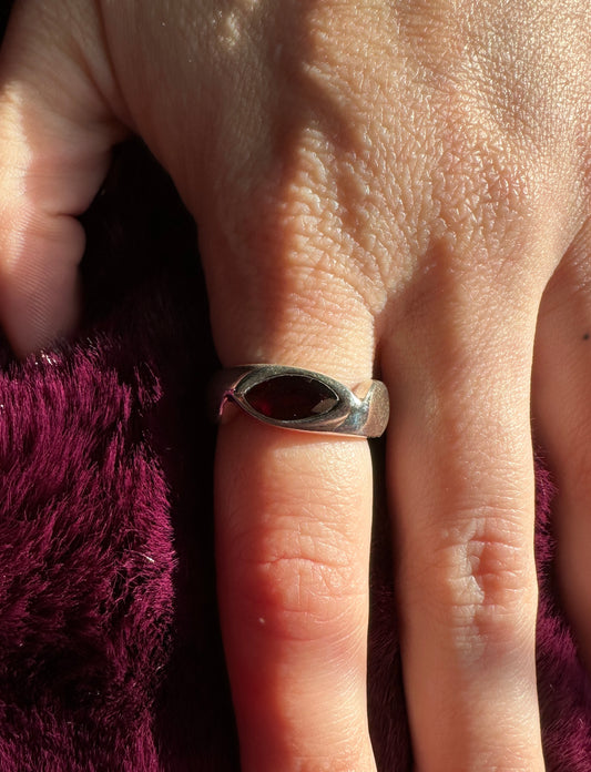 Garnet & Silver Modernist Band Ring SZ 7