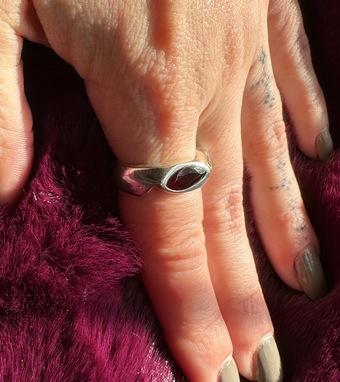 Garnet & Silver Modernist Band Ring SZ 7