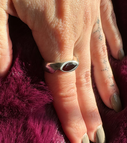 Garnet & Silver Modernist Band Ring SZ 7