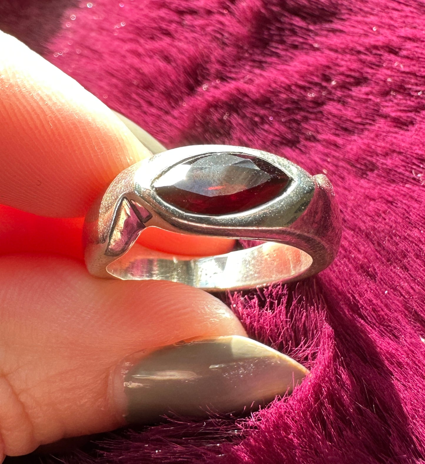 Garnet & Silver Modernist Band Ring SZ 7
